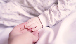 單親媽媽家庭貧困化普遍，應(yīng)出臺(tái)專門性社會(huì)政策