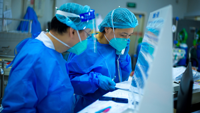 新冠病毒，发热门诊,上海,奥密克戎,高峰,过峰,急诊,普陀区中心医院,瑞金医院,药剂科