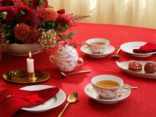 皇家哥本哈根发布中国限定瓷器系列，以宝石红演绎经典半蕾丝唐草纹样 | 发现好物