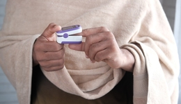 血氧仪“一夹难求”，鱼跃“被涨价”上千元、康泰日产10万台仍缺货