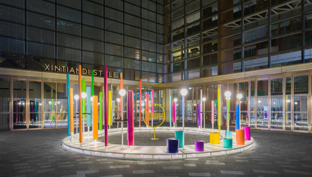 “燃冉”艺术季在上海新天地开展，圣路易水晶推出2023兔年纸镇 ｜一周有品指南