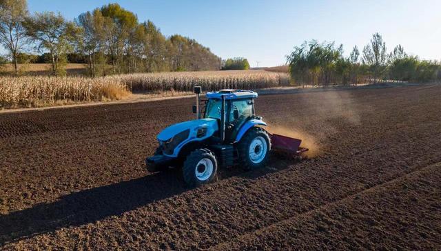 无人拖拉机“下地”，这家公司想用自动驾驶技术帮农民干农活