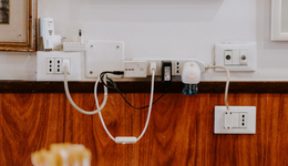 公牛跌破千億市值，“插座茅”不牛了