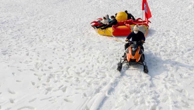 北京冬奥后首个雪季消费大热，冰雪运动品牌旱涝不一