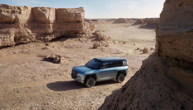 比亚迪发布百万级仰望品牌首款车型，具备原地掉头、应急浮水脱困功能