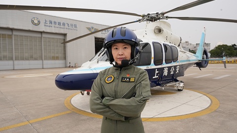 警务航空队飞行员卜佳露：在云端，守护上海｜闪光青年