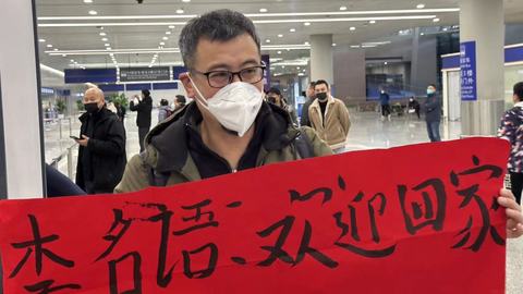 【现场直击】“乙类乙管”首日上海首个国际航班抵达：亲人朋友相拥落泪，外国专家来华工作