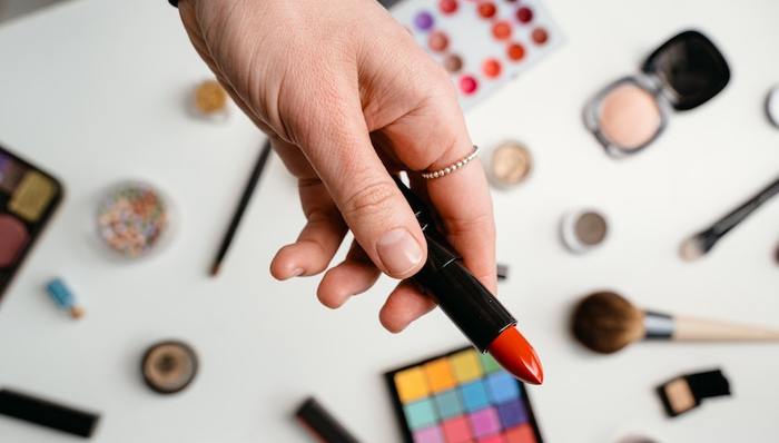 国货品牌,彩妆,转型,