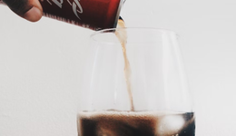 曾差点命丧百事可乐之手，老字号如今又遇“破产乌龙”，高管忙辟谣：要重回八十年代风光