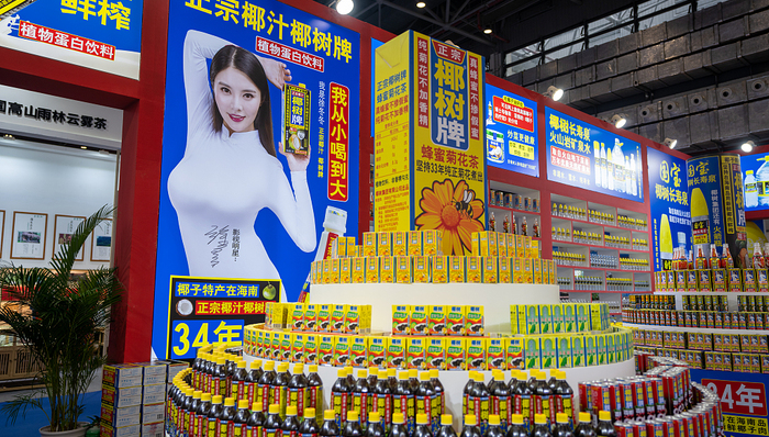 椰树的新年挂历，将“土欲”进行到底