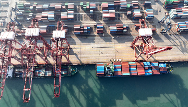 12月外贸表现好于预期，今年出口增速或先降后升