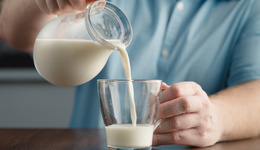 皇氏集團(tuán)贈(zèng)益生菌飲料“花式”回饋股東，凈利兩年虧逾6億，扭虧勝算幾何？