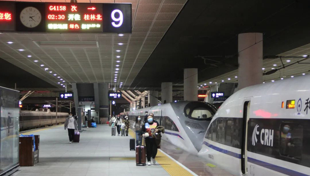 铁路增开“红眼高铁”，凌晨车票依然抢手