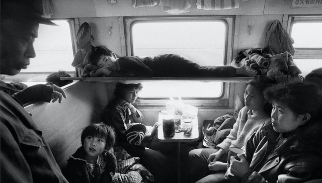 返乡途中，回望三十年前绿皮火车上的人们