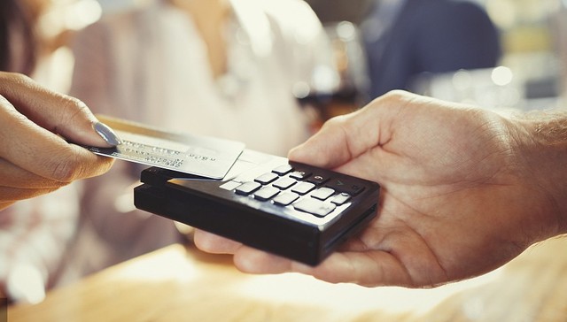 收购亏损关联公司，大股东爆仓，业绩下滑的拉卡拉将要“掉头”？