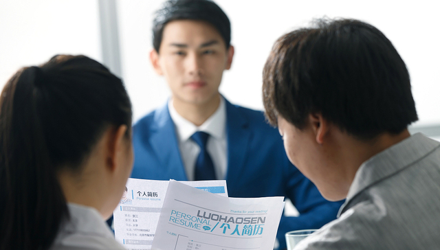 清华硕士吐槽2万月薪践踏学历，问题出在哪里？| 教育洞察