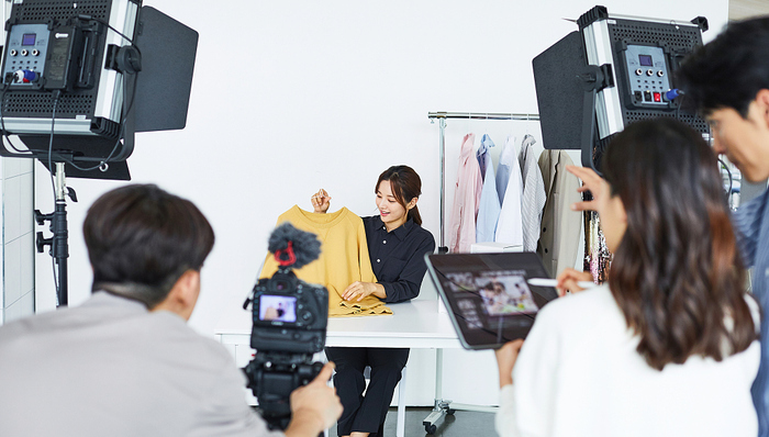 财说 | 英语老师直播带货效率打败明星，东方甄选的抽成到底高不高？