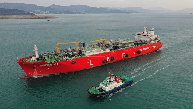 中国自主研制！全球最大LNG运输加注船完成首船加注