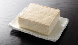 和设计师朱赢椿一起，吃着豆腐猜灯谜