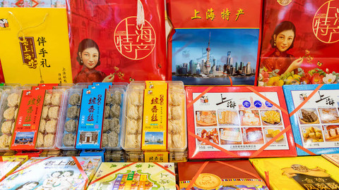 【图集】申城年味正浓，这些地方排起了买年货的长队