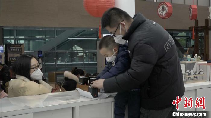 市民在成都博物馆拓印福字。 杨予頔 摄