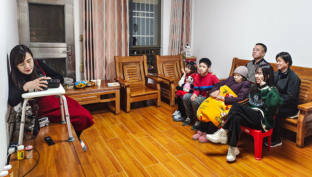 疫情后第一次回老家过年，我给家人拍下这张全家福丨回家故事2023④