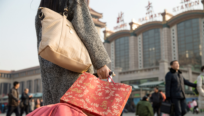 春运返程迎来客流高峰，有人坐绿皮火车返岗开工