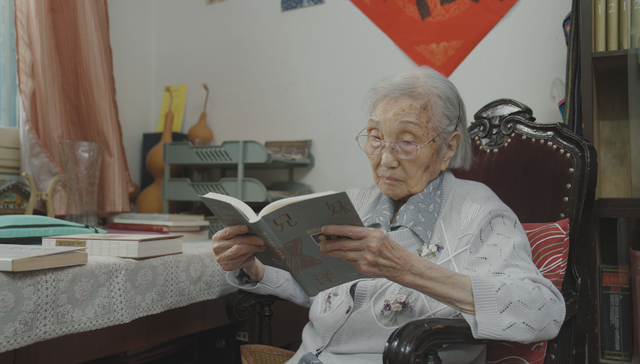 翻译家杨苡辞世，首创《呼啸山庄》译名，口述自传日前出版