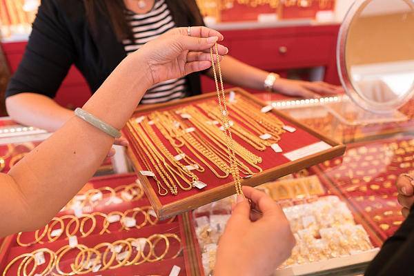 打工人春节返乡买黄金，周大生们赚翻了