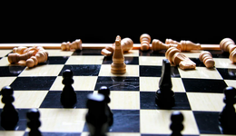 抖音深入、美團(tuán)穩(wěn)?。罕镜厣顟?zhàn)事有何新邏輯？