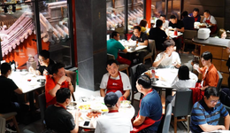 餐飲爆火背后：一場“危機并存”的報復消費？