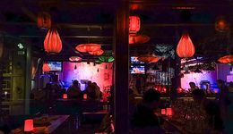 三里屯酒吧街，未满30岁