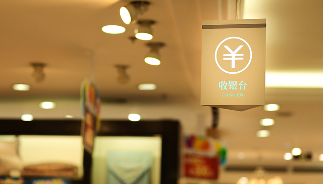 被餐饮服务商“哗啦啦”拖入泥潭的中小餐饮店，连掀桌子的话语权都没有