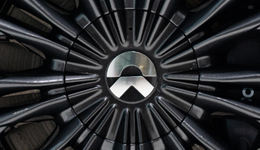 李斌撤下免戰(zhàn)牌，蔚來(lái)?yè)]出降價(jià)第一劍