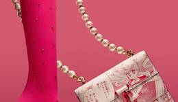 在水兵月的战靴上镶满水晶，这是施华洛世奇想打翻身仗的野心