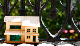 大城市打工的尽头，是攒100万回村盖别墅