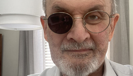 鲁西迪遇袭后首度接受采访，称常做噩梦且写作已变得非常困难｜文化周报