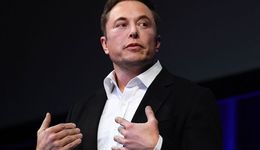 马斯克重回世界首富，还差四天