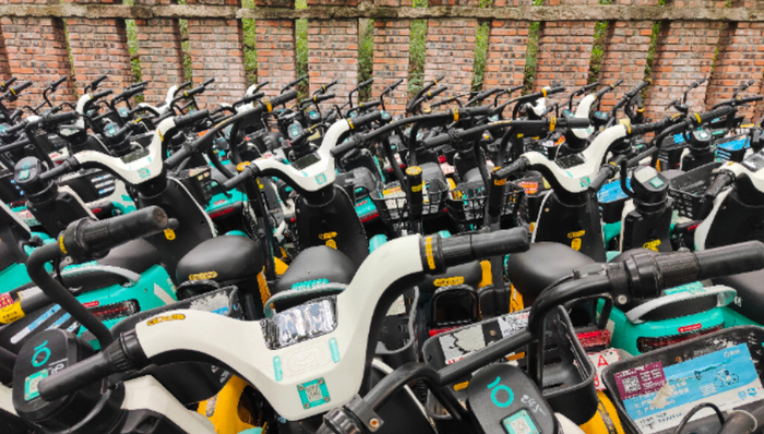 广州街头涌现共享电单车，交通部门称其违法上路