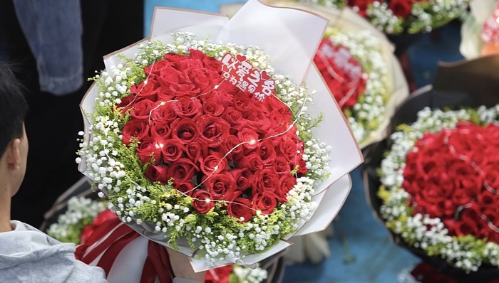 每天上万吨的鲜花专机运送，快递公司为了情人节忙坏了