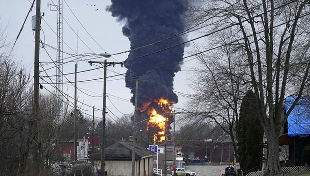 化学品列车脱轨、极右翼煽风泄漏风险，美国俄亥俄州到底发生了什么？