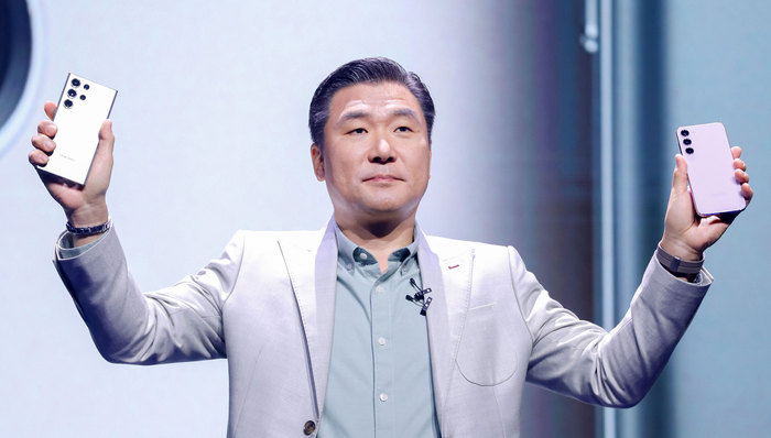 三星S23新品国行定价较预售下调，并联手上海迪士尼做促销