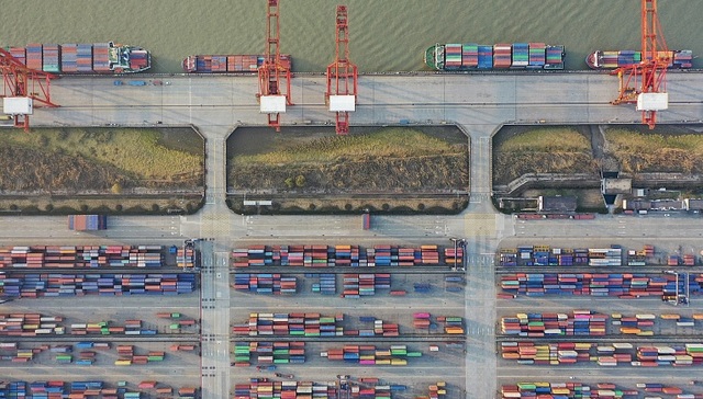 从一箱难求到空箱堆积，海运行业进入“抢货时代”