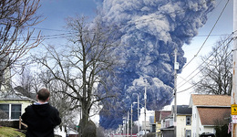 【圖集】附近居民頭痛惡心、溪流現(xiàn)千條死魚(yú)，美國(guó)致癌?；访撥壥录掷m(xù)發(fā)酵