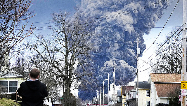 【图集】附近居民头痛恶心、溪流现千条死鱼，美国致癌危化品脱轨事件持续发酵