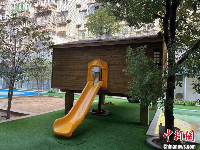 广场内的树木全部保留，并围着树木搭建了树屋。　李韵涵 摄