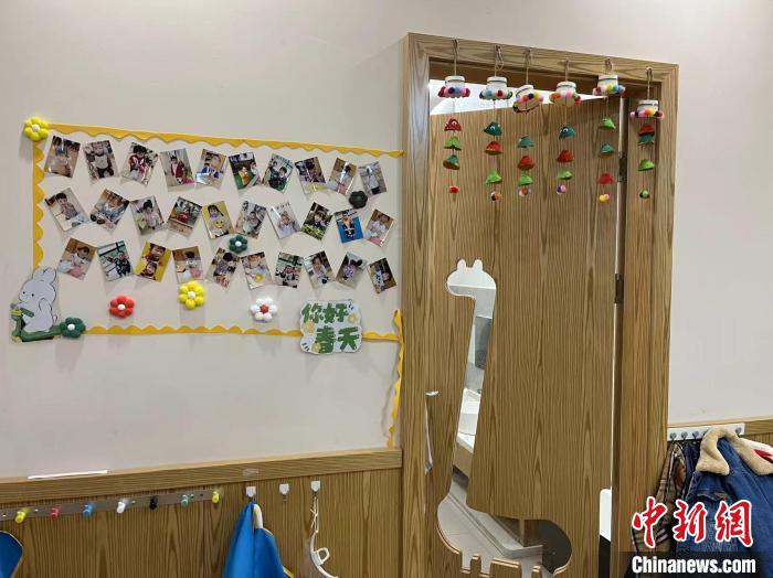 教室内随处可见孩子们的手工制品成为装饰品，琳琅满目地挂在墙上。　李韵涵 摄