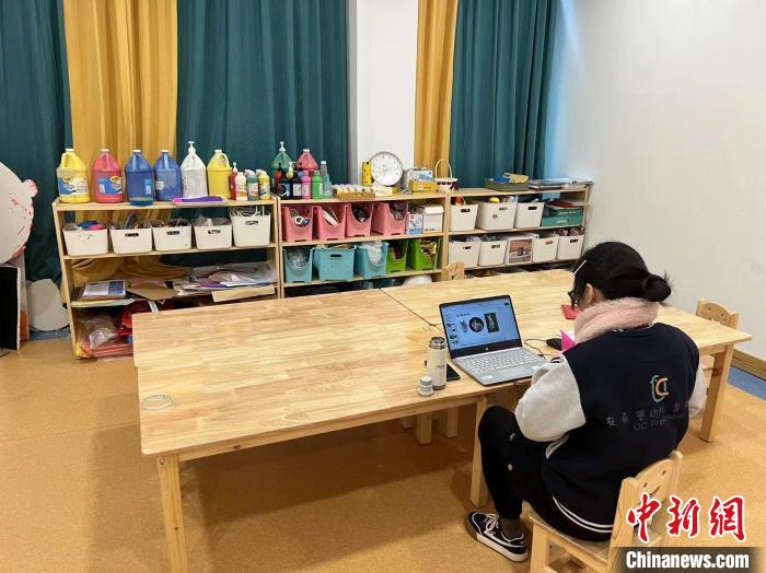 图为托育中心内的老师正在备课。　李韵涵 摄