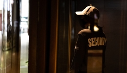 月薪2万请保镖，乐歌股份董事长红了，公司股价却没翻红