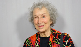 阿特伍德回应《使女的故事》在美国学校被下架：不准学生谈性是为提高生育率｜文化周报